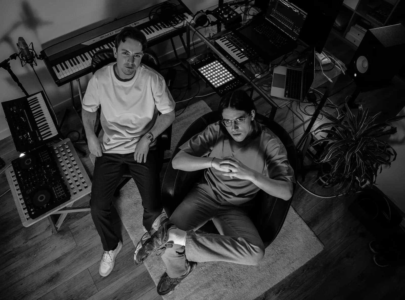 Le duo BODIMANSH au studio, photo noir et blanc
