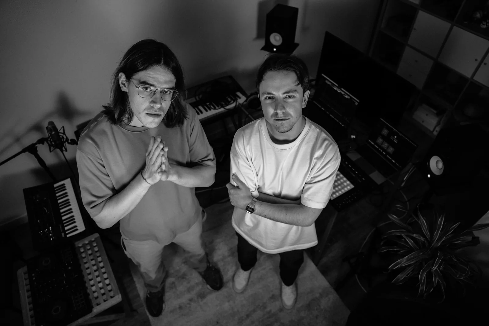 Portrait studio noir et blanc du duo BODIMANSH, esthétique sobre et concentrée