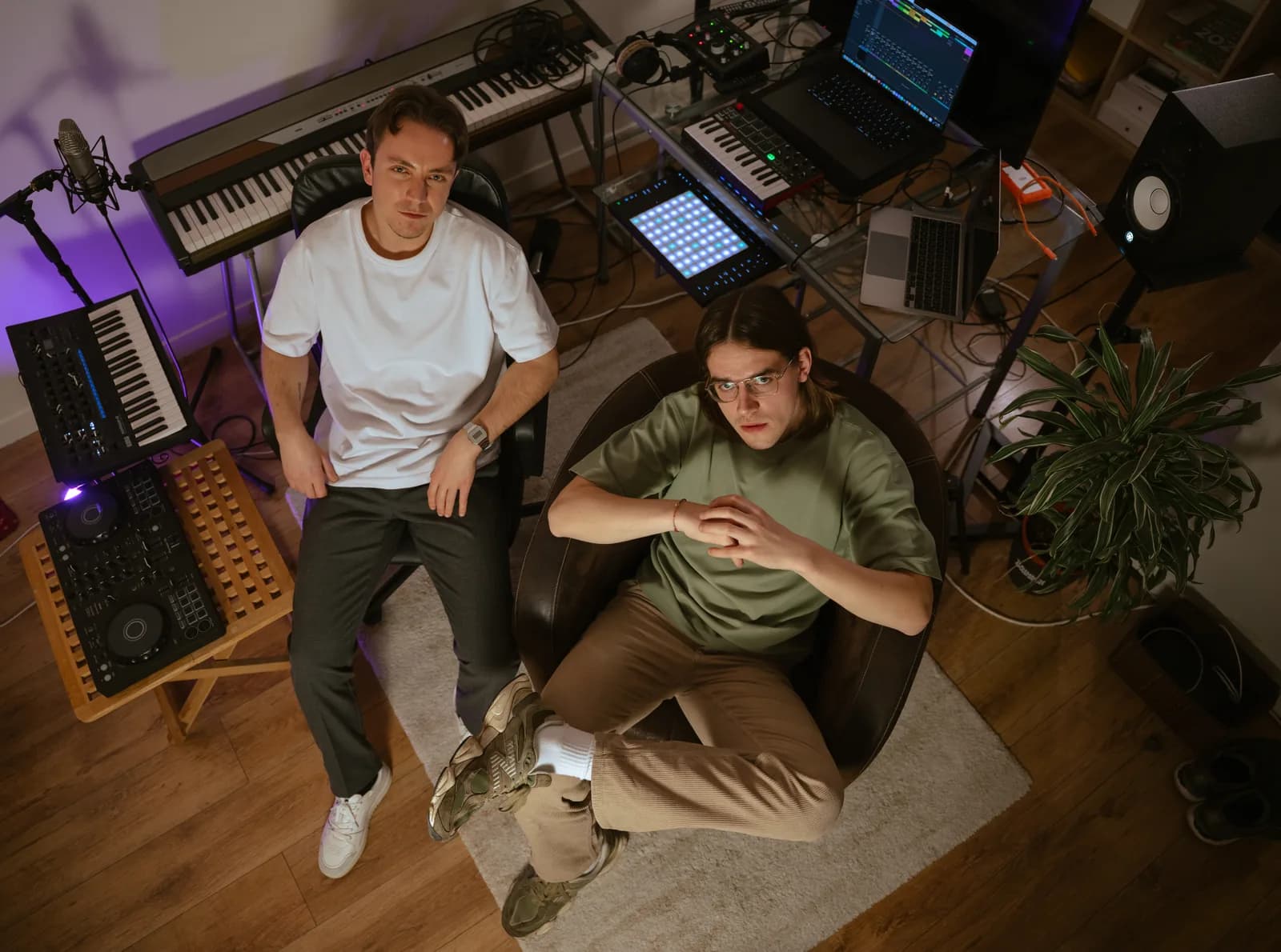 Le duo BODIMANSH en session de production studio, ambiance couleur