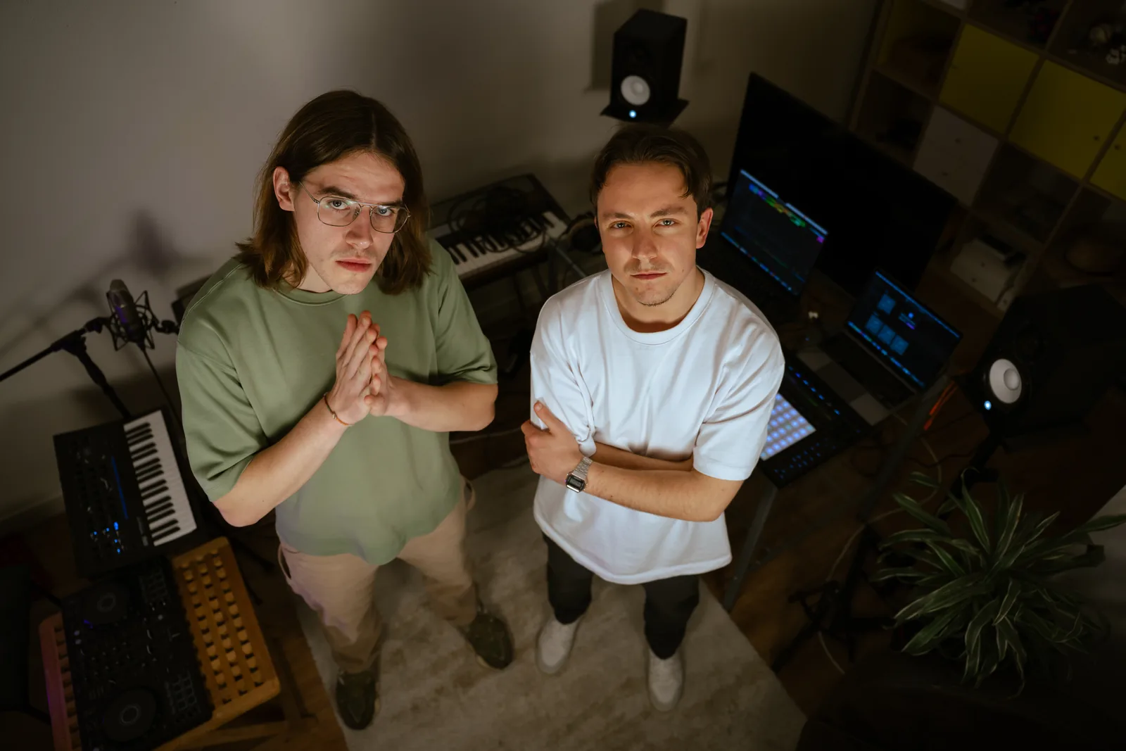 Le duo BODIMANSH au travail au studio, ambiance couleur